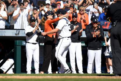 Justin Verlander y Kate Upton se abrazan