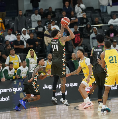 James Feldeine lanza disparo de tres sobre la defensa de Malachi Richardson