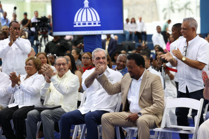 El presidente Luis Abinader y Pedro Martínez se dan un apretón de manos.
