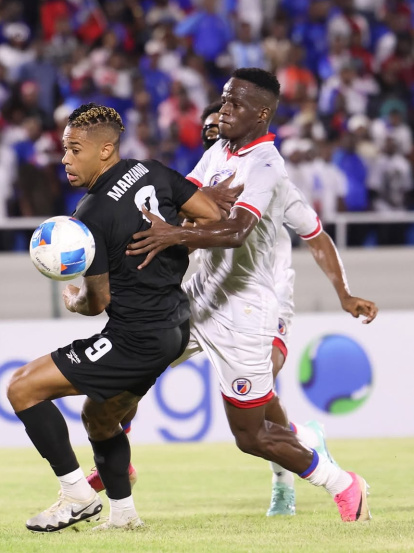 Mariano lucha por el balón frente a la defensa haitiana