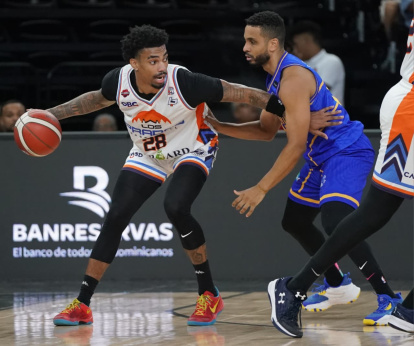 Manuel Camper defendido por Rayner Moquete