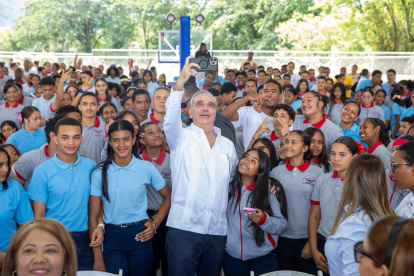 El presidente Luis Abinader entregó en Rancho Arriba el techado del Centro Educativo William Radhames Encarnación.