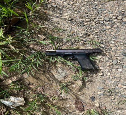 otra de las armas ocupada a los supuestos delincuentes abatidos