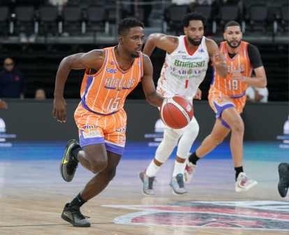 David Peguero, pieza de gran importancia en el triunfo del Club Huellas del Siglo ante el Club Bameso en el choque de este domingo en el basket superior capitaleño.