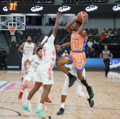 La estrella del club Huellas del Siglo, Anpherne Acevedo, se preoara para hacer un lance y convertir dos puntos  en la victoria del seleccionado de la barriada de Cristo Rey ante el Club Bameso en el Torneo de Baloncesto Superior del Distrito Nacional.