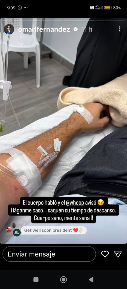 El alto dirigente político con el aparataje que indica que está conectado a una solución salina o suero