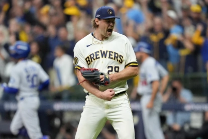 Trevor Megill, de los Cerveceros de Milwaukee, celebra tras la victoria ante los Dodgers de Los Ángeles, en el primer partido de la Serie de Campeonato.