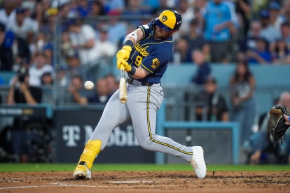 Jake Bauers, de los Cerveceros de Milwaukee, conecta la bola para impulsar dos carreras con un doblete en la cuarta entrada del cuarto partido de la Serie de Campeonato de la Liga Nacional.