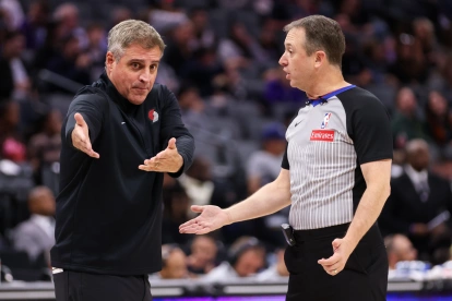 El entrenador de los Portland Blazers, Micah Nori, reclama al árbitro Scott Twardoski.