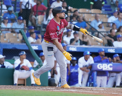 Agustín Ramírez de los Gigantes del Cibao, observa el recorrido de la bola al conectar cuadrangular en la victoria de los francomacorisanos sobre los Tigres del Licey 7-1.