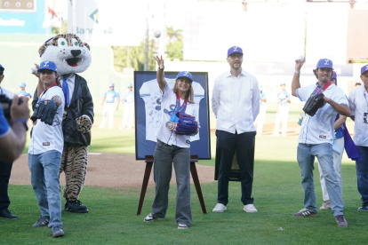 Los hermanos Robert, Paolo, Andrea y Francesca Pigozzi, en el lanzamiento de la primera bola en un homenaje que le realizó el Club Atlético Licey al conquistar 10 medallas en los Juegos Centroamericanos y del Caribe 2026, Observa, Miguel Guerra, presidente del Licey.