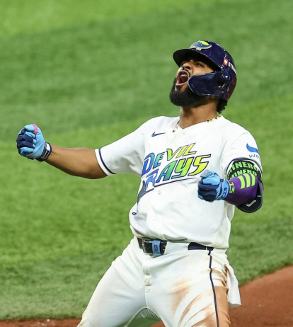 Junior Caminero celebra el cuadrangular que conectó este lunes y que contribuyó al triunfo de Tampa Bay que logró el boleto a la Serie Mundial que inicia el viernes próximo.