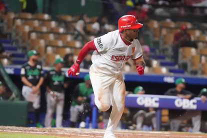 Andy Ibáñez pega batazo por la raya de tercera que trae una vuelta.
