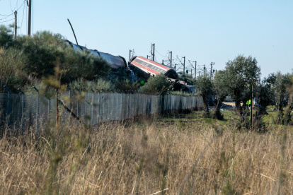 En la imagen, vista del lugar donde se produjo un choque entre dos trenes cerca de Urda, en el centro de España, el 28 de octubre de 2026. (Juanma Jimenez/Europa Press via AP)