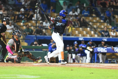 Estevan Florial, de los Tigres del Licey, conecta la bola de jonrón en el partido contra los Toros del Este, en el Estadio Quisqueya Juan Marichal.
