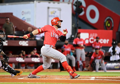 Michael De la Cruz, de los Leones del Escogido, conecta cuadrangular en el partido contra los Gigantes del Cibao, en el Estadio Julián Javier.