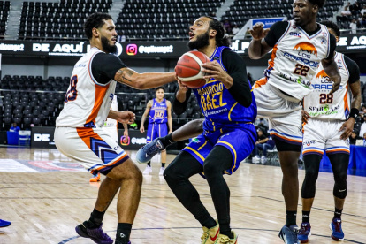 Kevin Obanor, del Mauricio Báez, en una acción ofensiva entre los jugadores defensas de Los Prados, Manny Camper y Richard Núñez.