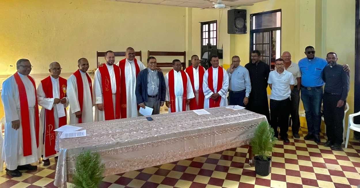Señalan los religiosos que la Constitución ordena a los poderes públicos a proteger las cuentas altas de los ríos. 