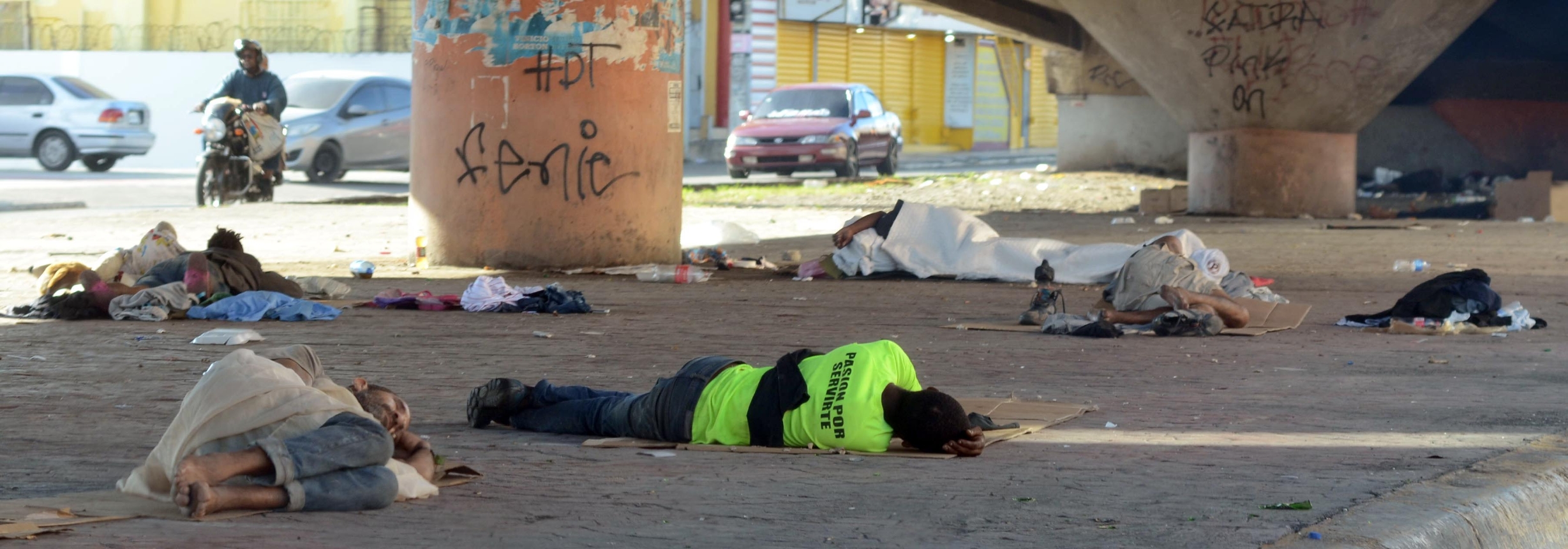 A lo largo de toda la urbanizada Avenida Máximo Gómez y bajo Nicolás de Ovando en el Distrito Nacional, decenas de personas sin hogar, enfermos mentales y 