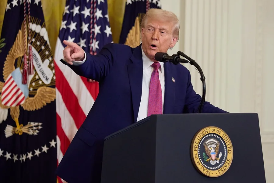 Cuatro periodistas del New York Times y una editorial: los demandados por Trump