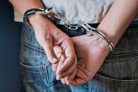 Hombre acusado de homicidio en Cancino Adentro se entrega a la Policía en Santo Domingo Este