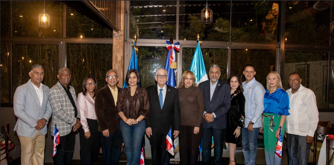 El acto de reconocimiento fue presidido por el embajador Ricardo Tomás Polanco, quien destacó el arduo trabajo de los parlamentarios dominicanos. / Fuente externa.
