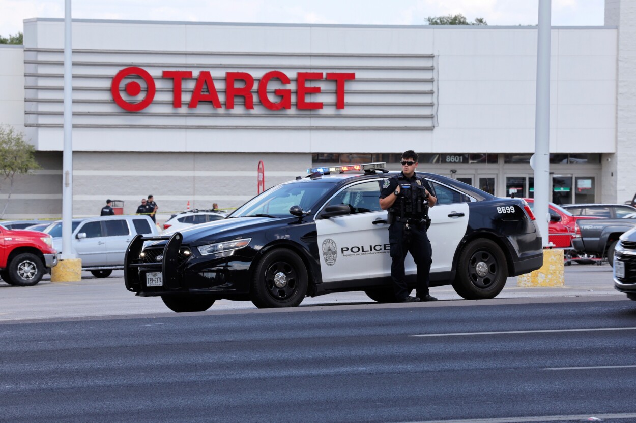 La policía bloquea la entrada a un Target después de un tiroteo en Austin, Texas, el lunes 11 de agosto de 2025. (Foto AP/Stephen Spielman)