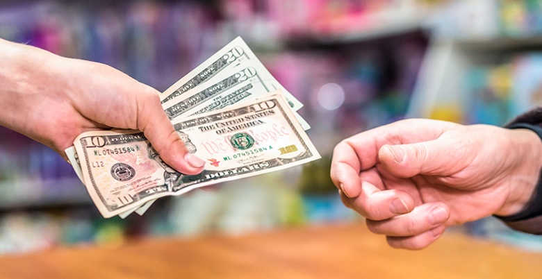 Nueva ley en Nueva York obliga a comercios a aceptar pagos en efectivo