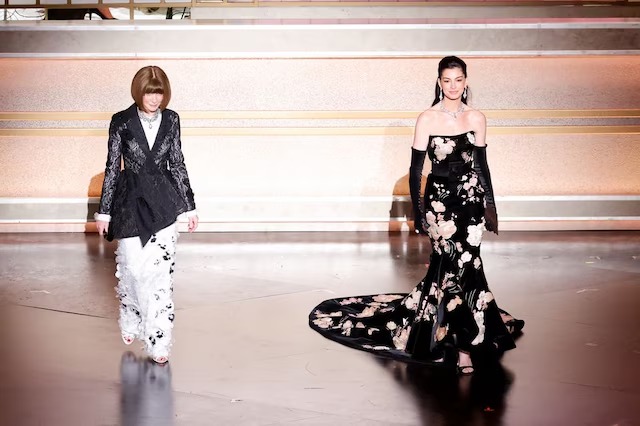 Anna Wintour y Anne Hathaway protagonizan un gran momento en los Oscar 2026