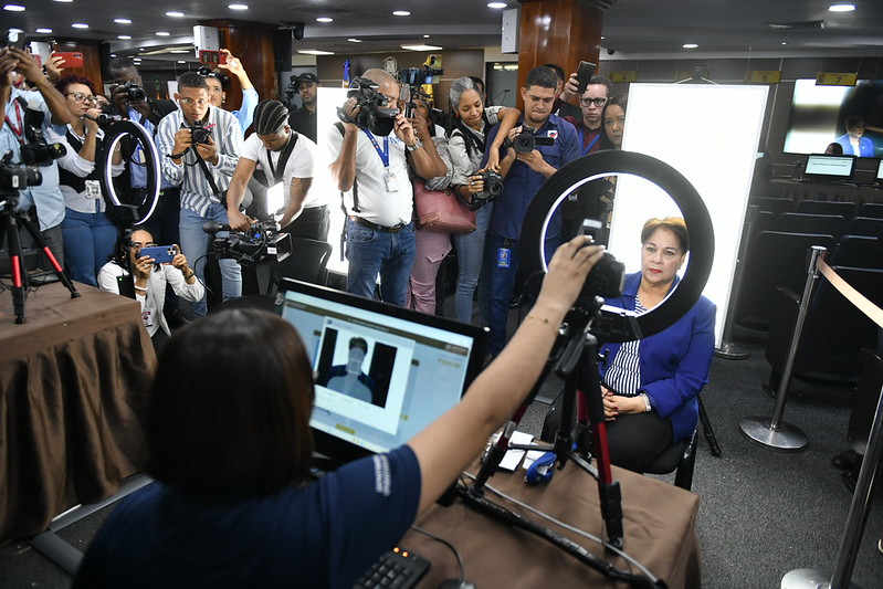 La captura de datos inició con Digna Mercedes Díaz Rodríguez, servidora de la JCE con 53 años de labor en la institución. / Fuente externa.