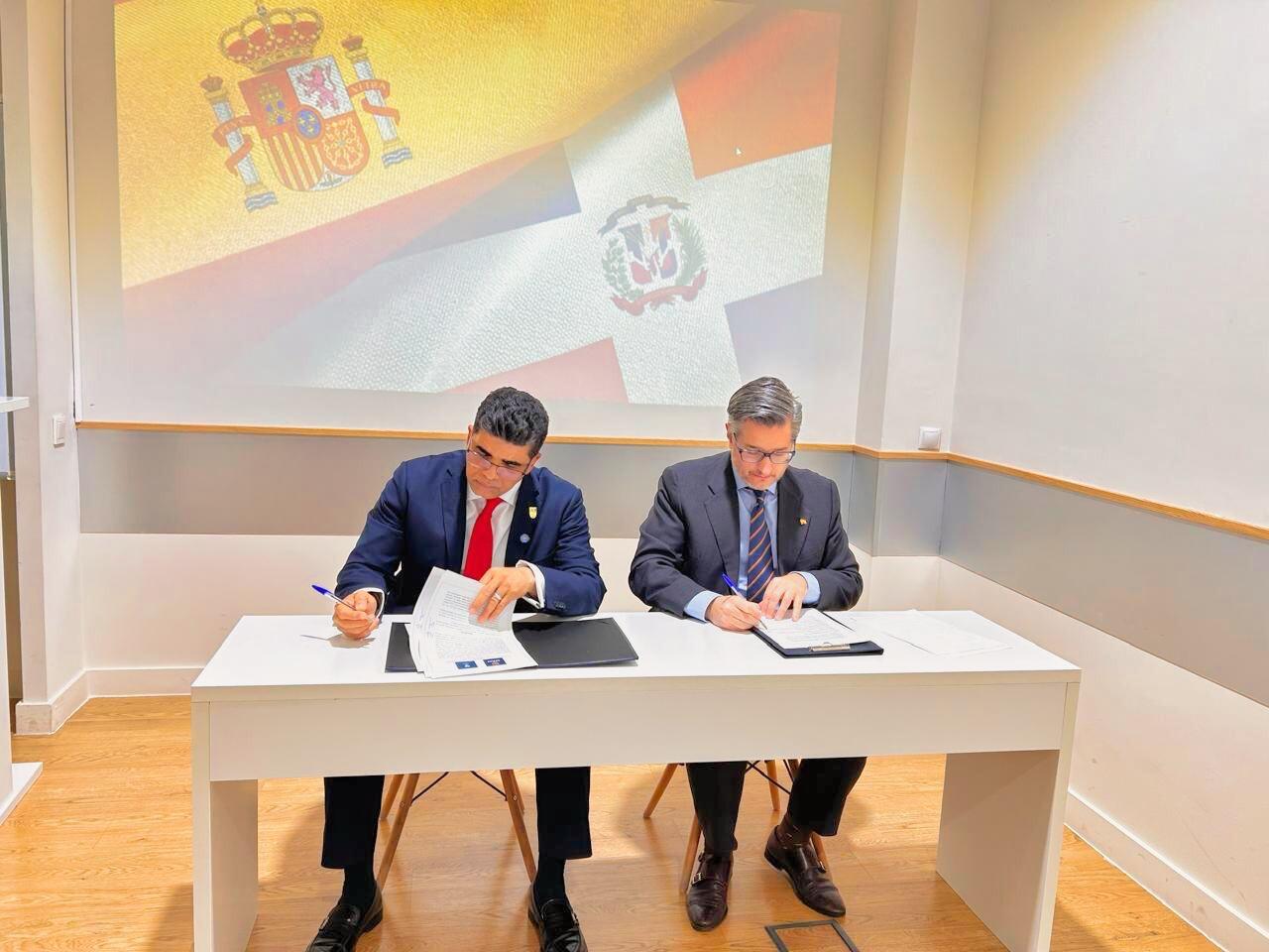 Mayor de Astacio firmó el convenio con la Escuela de Negocios de la Universidad de España