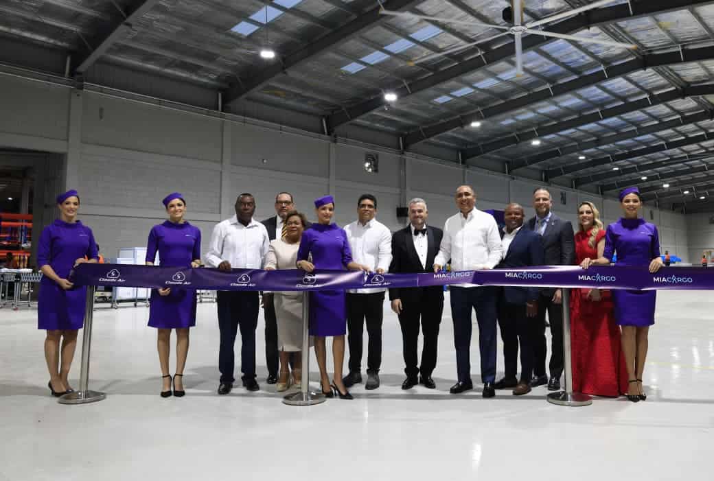 Diego Vestillero, CEO de MiaCargo (c); Nelson Arroyo, director de Aduanas; Dío Astacio, alcalde de Santo Domingo Este, y otras personalidades. / Fuente externa.