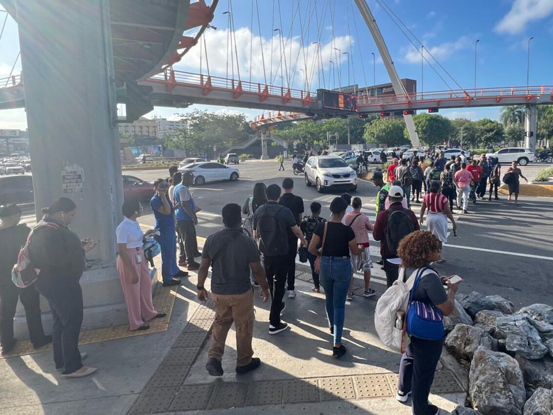 Nadie utiliza el puente peatonal elevado de las avenidas Máximo Gómez y 27 de Febrero, y la gente prefiere pasar entre vehículos en movimiento y automovilistas. Jorge González
