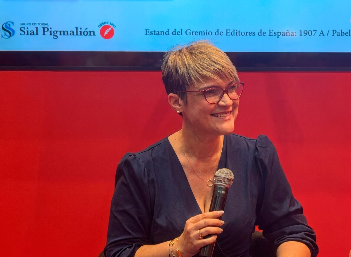 Lizamavel Collado presenta libro Todavía en Feria de Bogotá