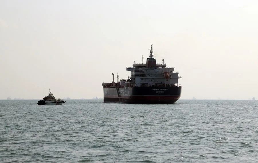 Garantiza paso seguro a barcos estadounidenses en el Estrecho de Ormuz