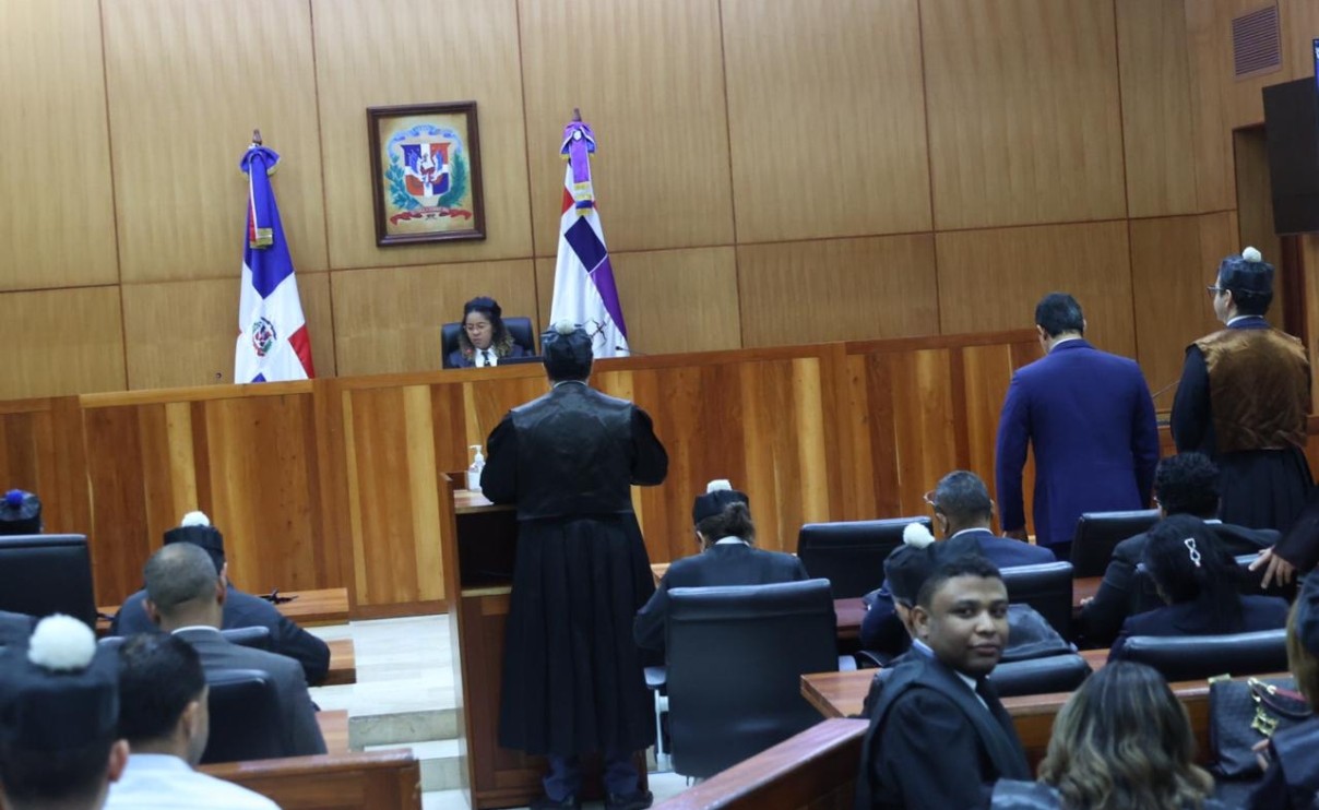 La audiencia se inició a las 10:00 de esta  mañana y seguía al cierre de esta edición.
Elieser Tapia