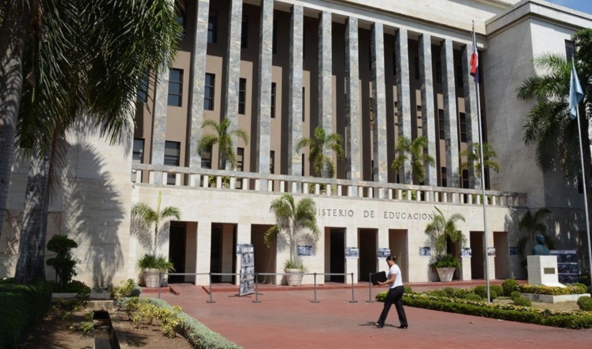 La fachada del edificio que alberga la sede del Ministerio de Educación en la capital.