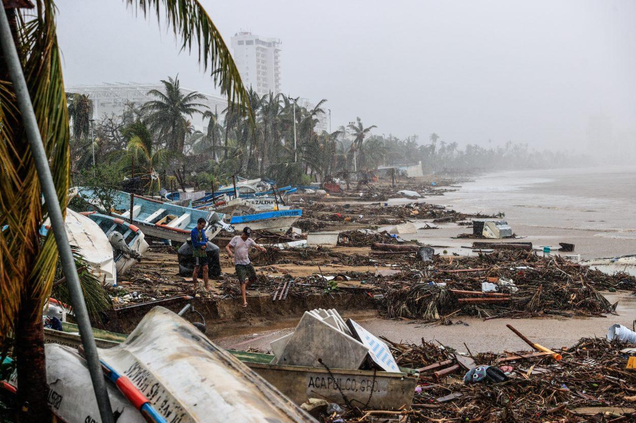 ACAPULCO (México), 26/10/2023.- Fotos de restos y embarcaciones dañadas por el paso del huracán Otis, hoy, en el balneario de Acapulco, estado de Guerrero (México). Los informes iniciales sobre las víctimas tras el paso del huracán Otis por la costa sur del estado de Guerrero cifran en 27 muertos y 4 desaparecidos. EFE/ David Guzmán.