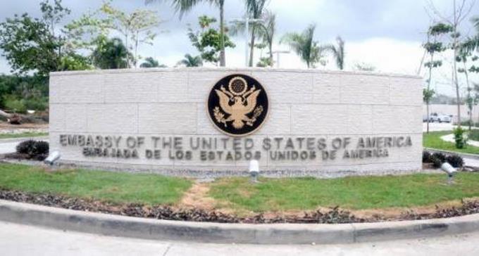 Fachada principal de la Embajada de Estados Unidos en RD