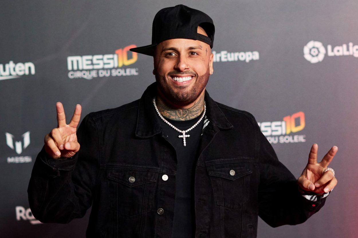 Nacido en Massachusets (Estados Unidos), de padre puertorriqueño y madre dominicana, Nick Rivera -su nombre real- abrió el camino del género urbano en la época de artistas como Daddy Yankee, Don Omar e Ivy Queen, con éxitos como “Travesuras” (2014), “Voy a beber” (2014) o “Hasta el amanecer” (2017). Fotografía de archivo del reguetonero puertorriqueño Nicky Jam. EFE/Alejandro García