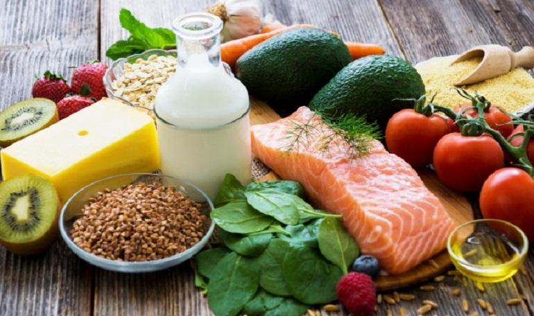 La dieta diaria debe tener alimentos que aporten, como vegetales, frutas, legumbres, carnes, pescados, grasas de origen vegetal y leche.