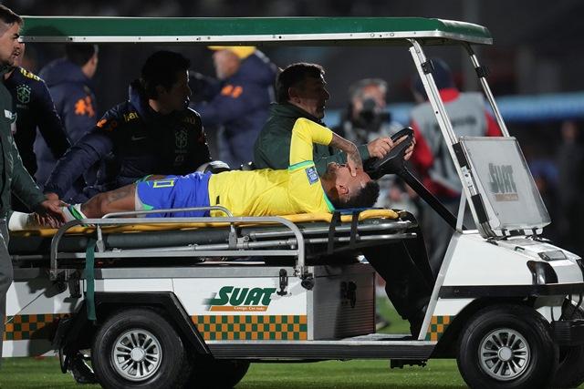 El brasileño Neymar es sacado del campo en camilla luego de lesionarse durante un partido de clasificación para la Copa Mundial de la FIFA 2026 contra Uruguay en el estadio Centenario de Montevideo, Uruguay, el martes 17 de octubre de 2023. (Foto AP/Matilde Campodonico)
