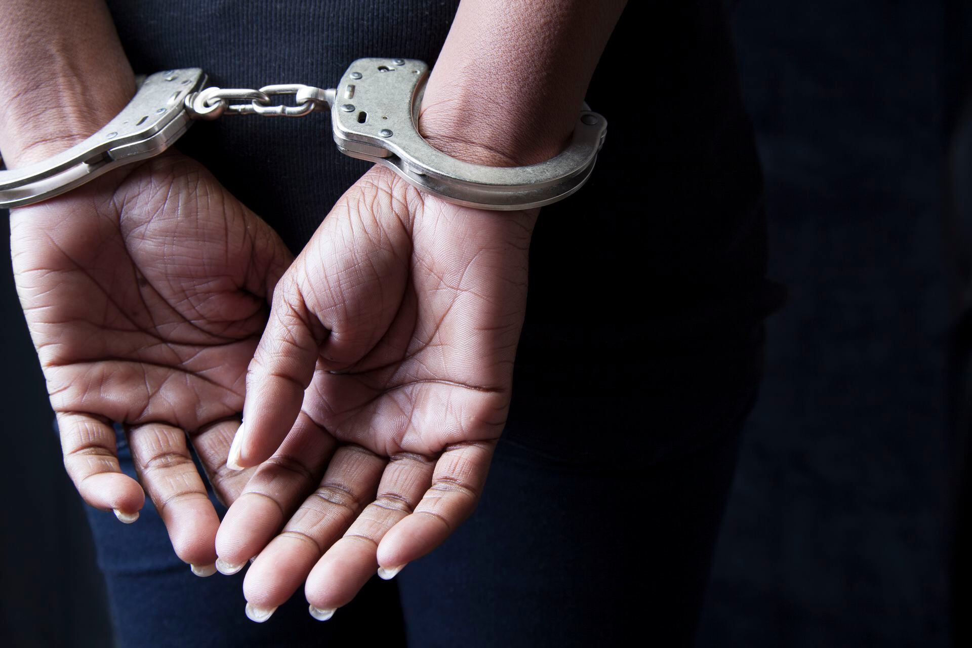 Director de escuela arrestado en India por obligar a los estudiantes a limpiar letrinas a mano