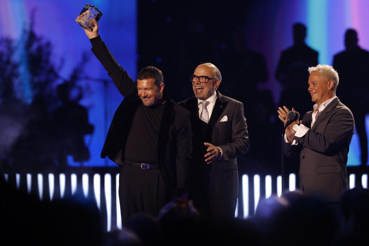 Sevilla, 16/11/2023.- El actor español Antonio Banderas recibe el Premio Presidencial de manos del director general de los Latin Grammy, Manuel Abud (C) y el cantante español Alejandro Sanz (D). EFE/Julio Muñoz