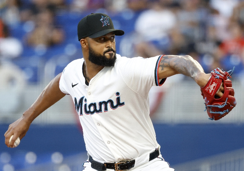 Sandy Alcantara conduce pocos kilómetros