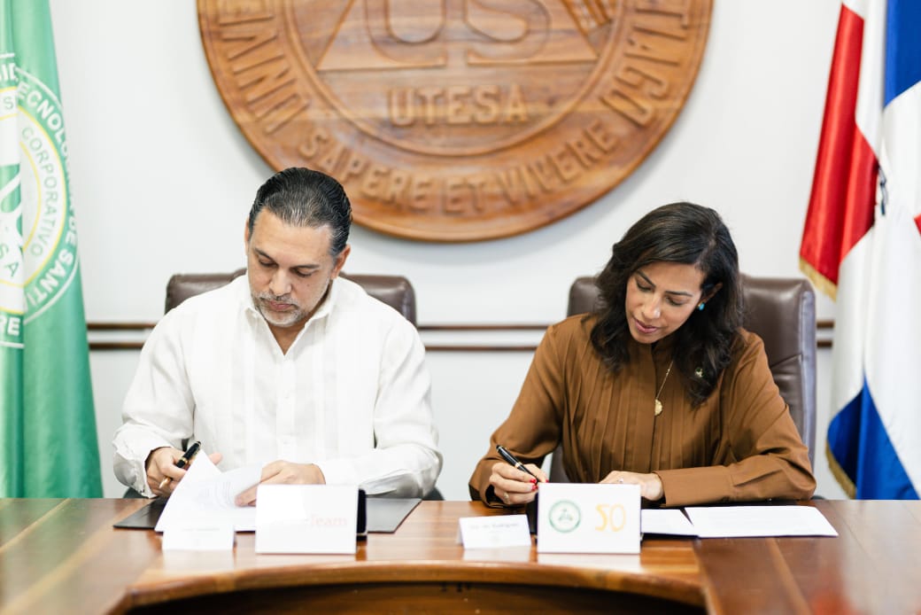 Lily Rodríguez, Rectora de UTESA y Juan Lendoiro, Director Ejecutivo de VoiceTeam. / fuentes externas.