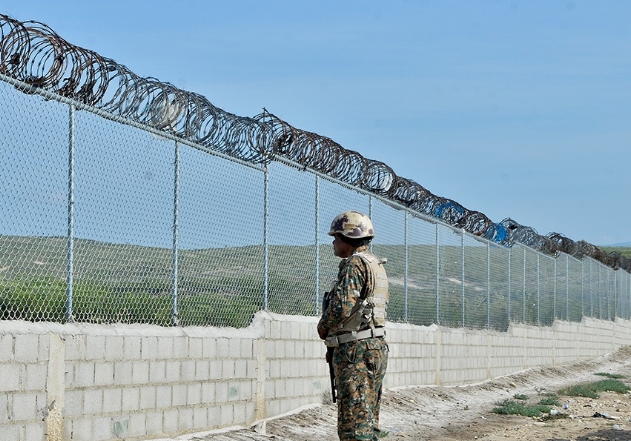Verja en construcción en la frontera.