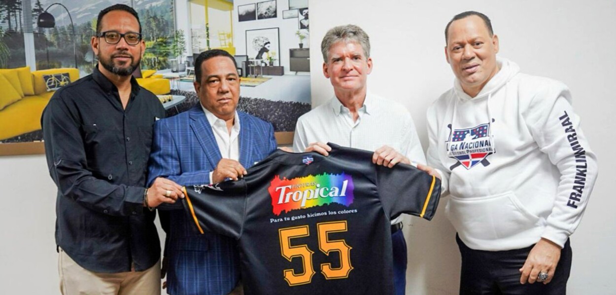 El empresario José Alfredo Coripio recibe el uniforme de Herrera Bucaneros junto a José Anibal Peralta, Gerente de Marketing de Pinturas Tropical; Alfonso Peña Mello, Presidente de LNBP y Franklin Mirabal, Comercializador de Torneos.