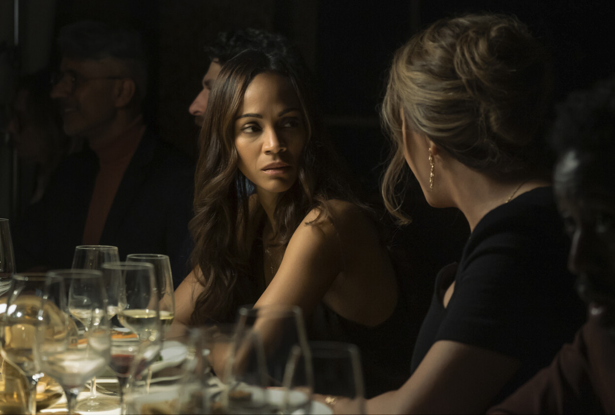 Esta imagen difundida por Netflix muestra a Zoe Saldaña, en el centro, en una escena de 