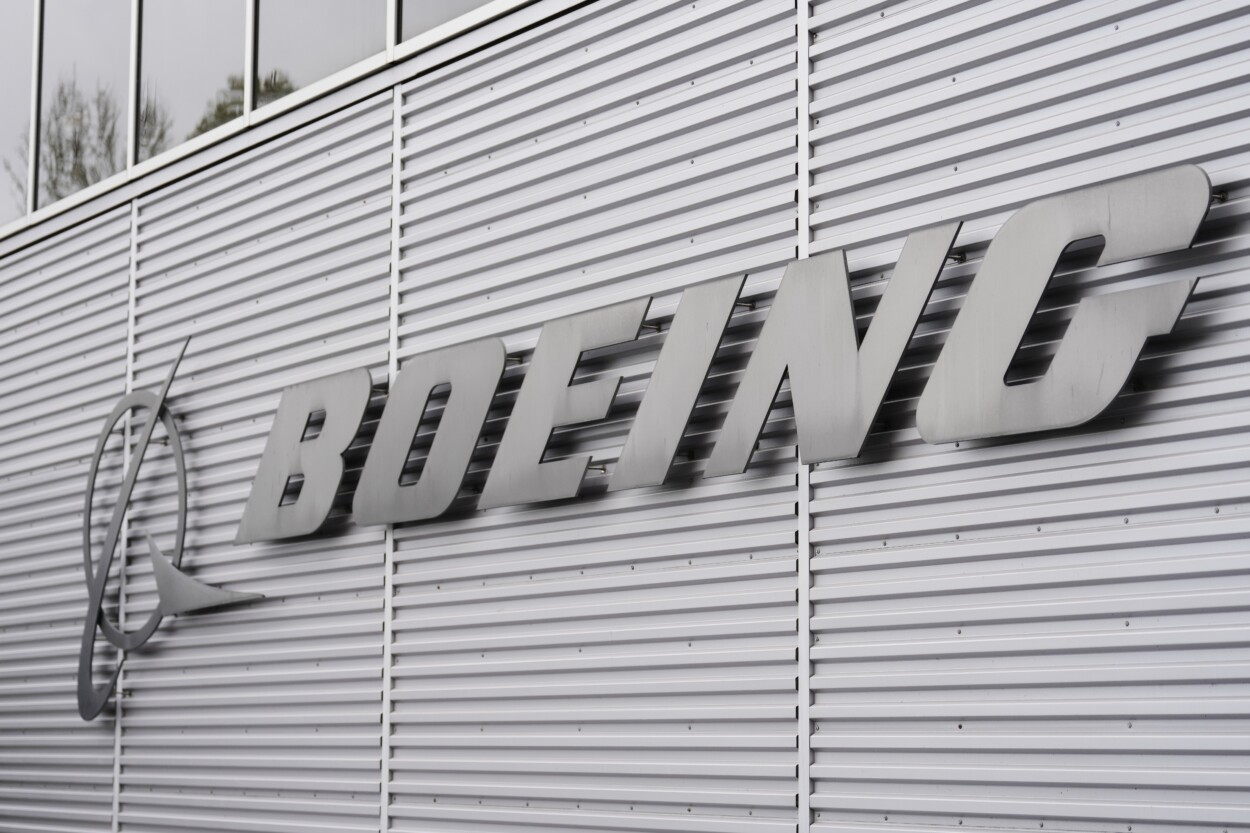 El logotipo de Boeing fuera de la fábrica de la compañía, el miércoles 15 de abril de 2026, en Renton, Washington. (Foto AP/Lindsay Wasson, archivo)